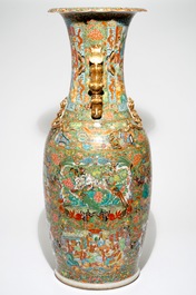 Een erg grote Chinese Canton famille rose vaas, 19e eeuw