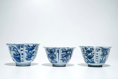Trois bols "au corbeau" en porcelaine de Chine bleu et blanc de type kraak, Wanli