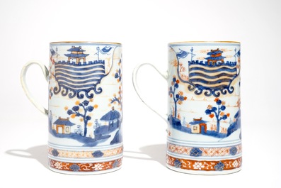 Une paire de chopes en pocelaine de Chine de style Imari, Kangxi