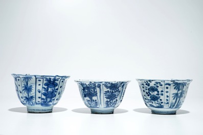 Trois bols "au corbeau" en porcelaine de Chine bleu et blanc de type kraak, Wanli