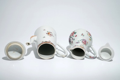 Une cafeti&egrave;re et une verseuse en porcelaine de Chine &agrave; d&eacute;cor L&ouml;westoft, Qianlong