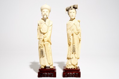 Een paar Chinese ivoren figuren van keizer en keizerin, begin 20e eeuw