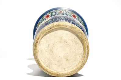 A Chinese porcelain famille rose enamel on blue-ground yenyen vase, 18/19th C.