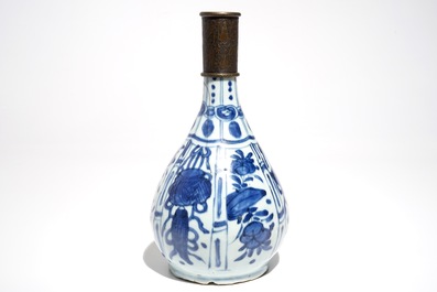 Un vase de forme bouteille en porcelaine de Chine bleu et blanc &agrave; monture Qadjar en bronze, Wanli