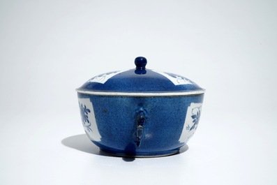 Een Chinese poederblauwe dekselkom met oren, Kangxi