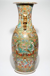 Een erg grote Chinese Canton famille rose vaas, 19e eeuw