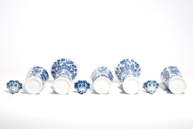 Een Chinees blauwwit vijf-delig kaststel, Kangxi