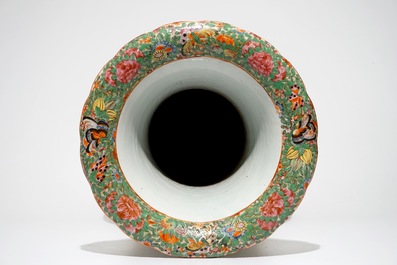 Een erg grote Chinese Canton famille rose vaas, 19e eeuw