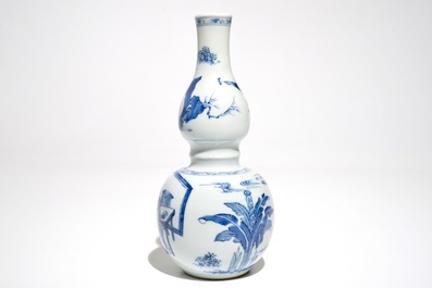 Un vase de forme double gourde en porcelaine de Chine bleu et blanc, Kangxi