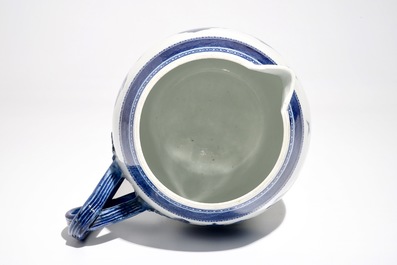 Une verseuse en porcelaine de Chine bleu et blanc &agrave; d&eacute;cor de paysage, Jiaqing