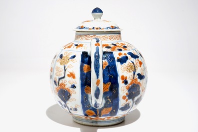 Une grande th&eacute;i&egrave;re couverte en porcelaine de Chine de style Imari, Kangxi