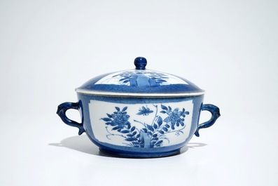 Een Chinese poederblauwe dekselkom met oren, Kangxi