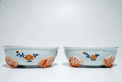 A pair of Chinese famille verte bowls on feet, Kangxi