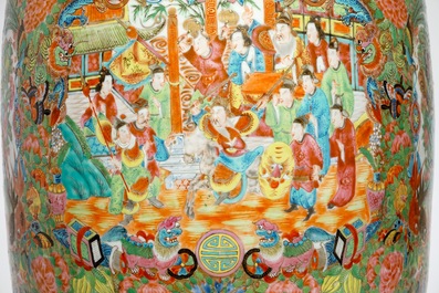 Een erg grote Chinese Canton famille rose vaas, 19e eeuw