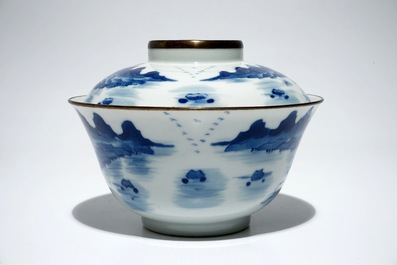 Een Chinese blauwwitte "Blue de Hue" dekselkom voor de Vietnamese markt, Xianfeng merk en periode