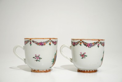 Een paar Chinese koppen en schotels met wapendecor voor de Franse markt, Qianlong