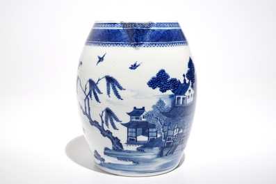 Une verseuse en porcelaine de Chine bleu et blanc &agrave; d&eacute;cor de paysage, Jiaqing
