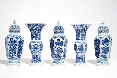 Een Chinees blauwwit vijf-delig kaststel, Kangxi
