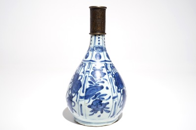 Un vase de forme bouteille en porcelaine de Chine bleu et blanc &agrave; monture Qadjar en bronze, Wanli