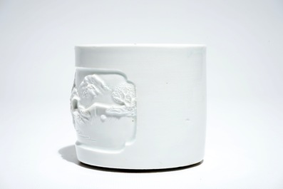 Een Chinese blanc de Chine penselenpot, 18/19e eeuw