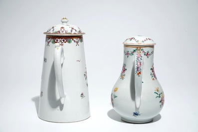 Une cafeti&egrave;re et une verseuse en porcelaine de Chine &agrave; d&eacute;cor L&ouml;westoft, Qianlong