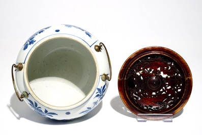Un bol en porcelaine de Chine bleu et blanc aux anses en bronze, Kangxi