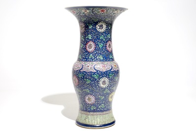 A Chinese porcelain famille rose enamel on blue-ground yenyen vase, 18/19th C.