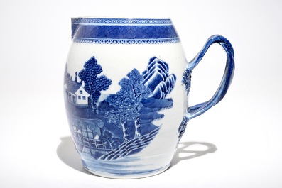 Une verseuse en porcelaine de Chine bleu et blanc &agrave; d&eacute;cor de paysage, Jiaqing