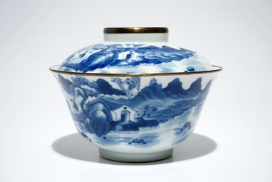 Een Chinese blauwwitte "Blue de Hue" dekselkom voor de Vietnamese markt, Xianfeng merk en periode