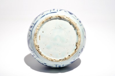Un vase de forme bouteille en porcelaine de Chine bleu et blanc &agrave; monture Qadjar en bronze, Wanli