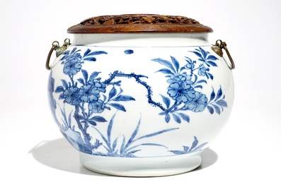 Un bol en porcelaine de Chine bleu et blanc aux anses en bronze, Kangxi