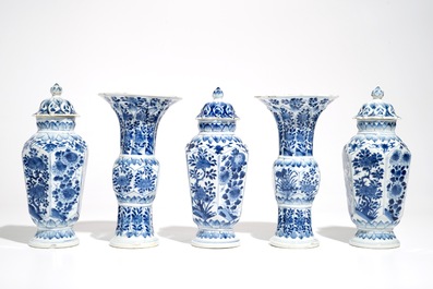 Een Chinees blauwwit vijf-delig kaststel, Kangxi