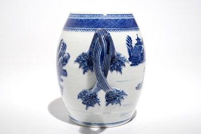 Une verseuse en porcelaine de Chine bleu et blanc &agrave; d&eacute;cor de paysage, Jiaqing