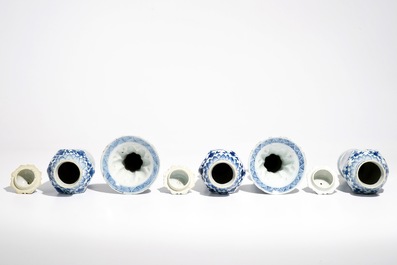 Een Chinees blauwwit vijf-delig kaststel, Kangxi