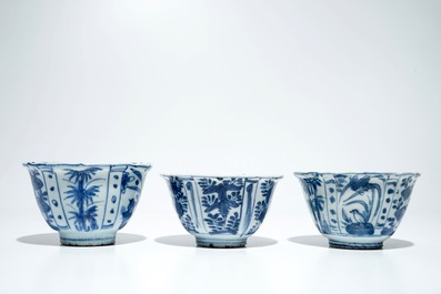 Trois bols "au corbeau" en porcelaine de Chine bleu et blanc de type kraak, Wanli