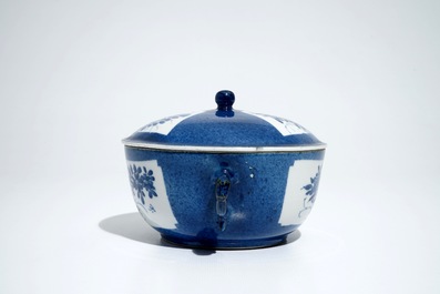 Een Chinese poederblauwe dekselkom met oren, Kangxi