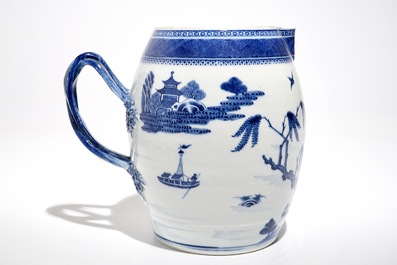 Une verseuse en porcelaine de Chine bleu et blanc &agrave; d&eacute;cor de paysage, Jiaqing
