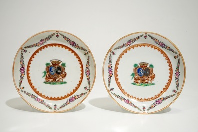 Een paar Chinese koppen en schotels met wapendecor voor de Franse markt, Qianlong