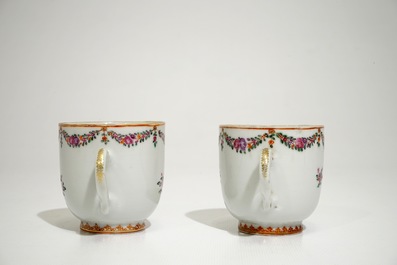 Een paar Chinese koppen en schotels met wapendecor voor de Franse markt, Qianlong