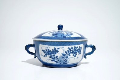 Een Chinese poederblauwe dekselkom met oren, Kangxi