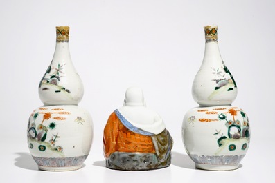 A pair of Chinese famille verte double gourd vases and a Buddha, 19/20th C.