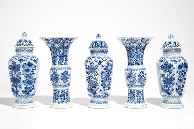 Een Chinees blauwwit vijf-delig kaststel, Kangxi