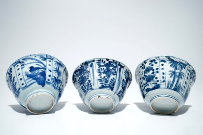 Trois bols "au corbeau" en porcelaine de Chine bleu et blanc de type kraak, Wanli