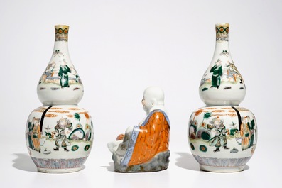 A pair of Chinese famille verte double gourd vases and a Buddha, 19/20th C.