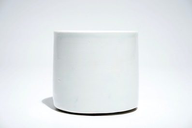 Een Chinese blanc de Chine penselenpot, 18/19e eeuw