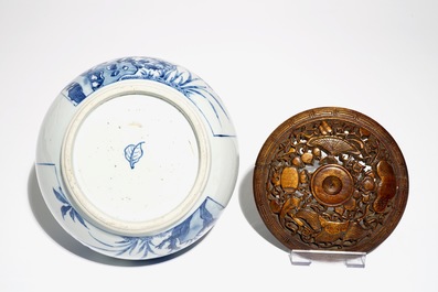 Un bol en porcelaine de Chine bleu et blanc aux anses en bronze, Kangxi