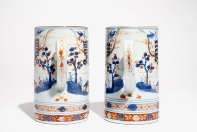 Une paire de chopes en pocelaine de Chine de style Imari, Kangxi