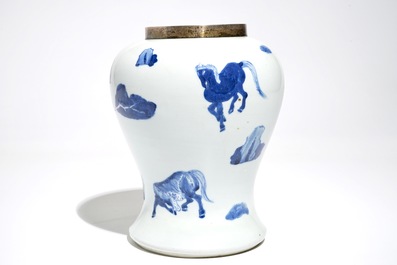 Un vase en porcelaine de Chine bleu, blanc et rouge de fer &agrave; d&eacute;cor de chevaux, Kangxi