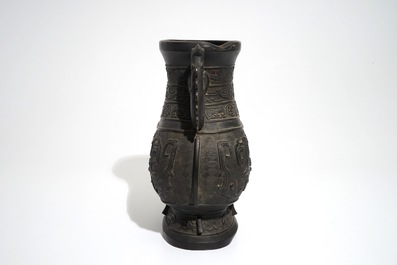 Un vase de forme hu archa&iuml;stique en bronze, 19&egrave;me