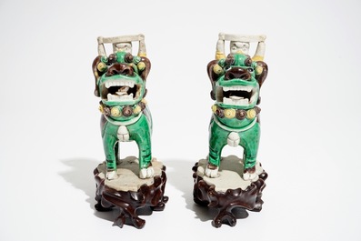 Une paire de porte-encens en biscuit famille verte, Chine, Kangxi